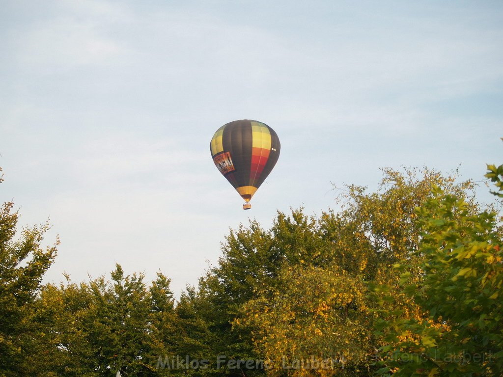 Heissluftballon im vorbei fahren  P30.JPG